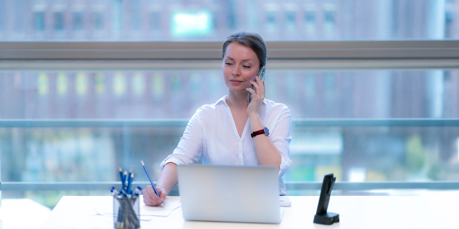 Analiza połączeń AI - pracownik podczas rozmowy telefonicznej